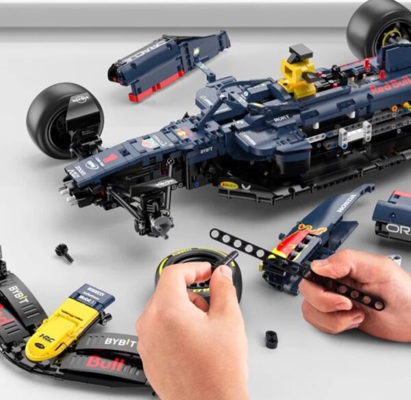 CARRO DE FORMULA 1 RB19 RED BULL COM 2.464 PEÇAS PARA MONTAR + KIT DE MOTORIZAÇÃO E CONTROLE REMOTO - EDIÇÃO ESPECIAL - 68 CENTÍMETROS DEPOIS DE MONTADA - Image 5